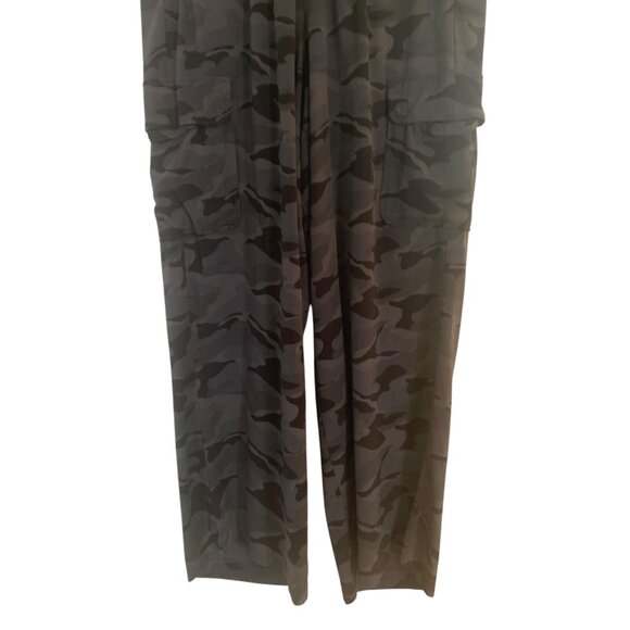 •SOLD•TORRID Gray + Black Camouflage Lightweight Wide Leg Women's Cargo Pants 1R - Picture 5 of 7